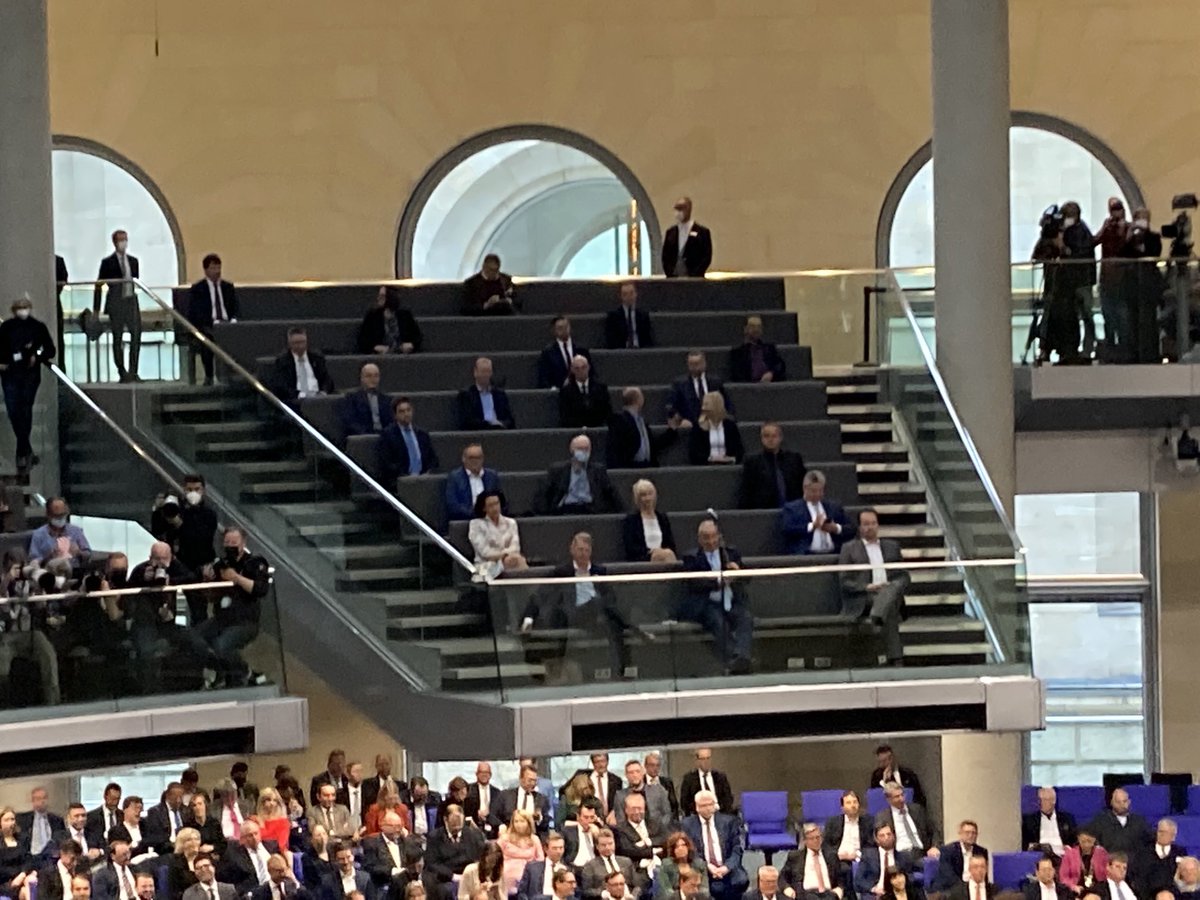 Auf der Tribüne, auf der die Nicht-3G-Abgeordneten Platz nehmen müssen, sitzen bislang ausschließlich Mitglieder der AfD-Fraktion #bundestag