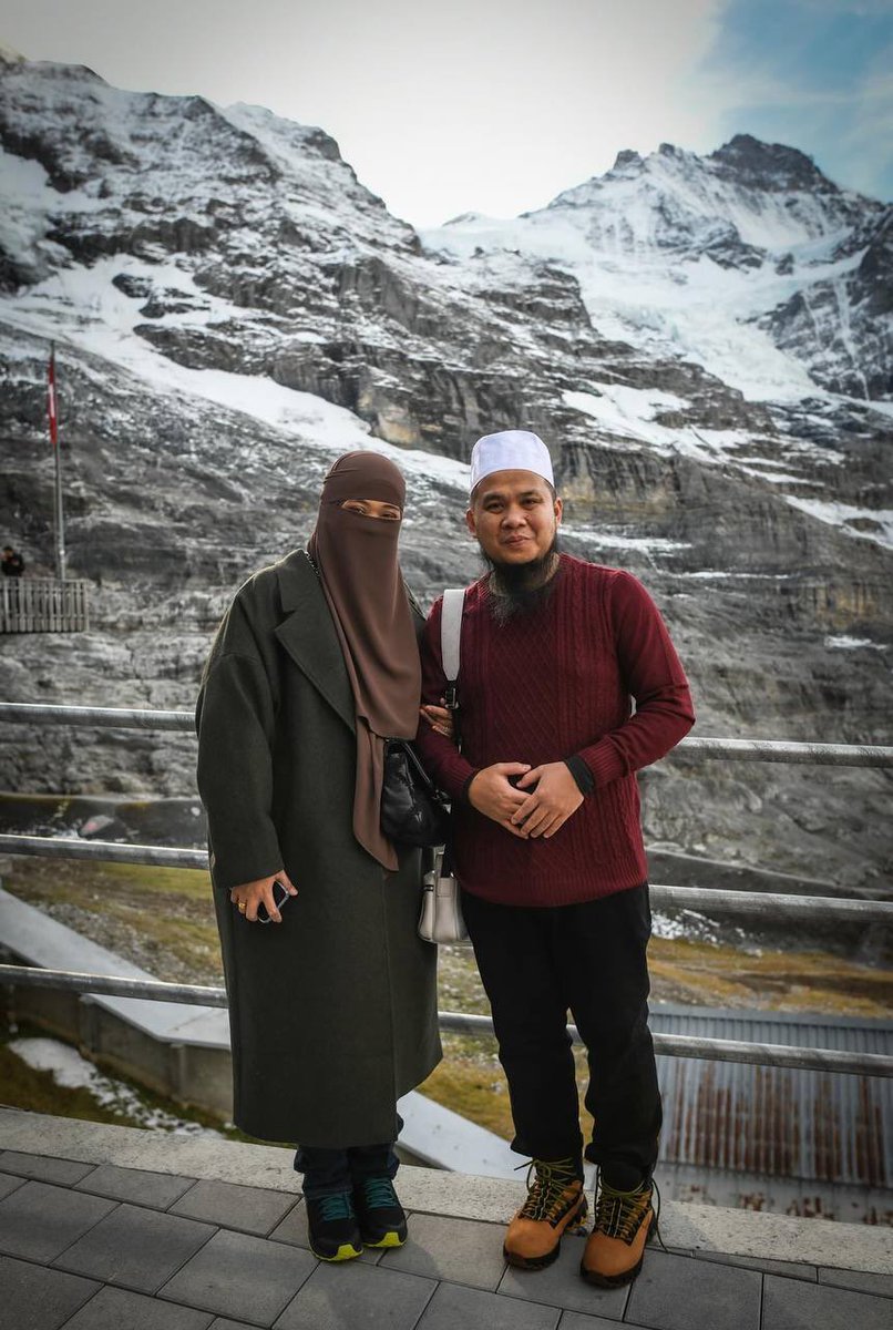 Ebitlew_'s tweet photo. Dialah Allah yang memiliki langit dan bumi. Dialah Allah yang menjadikan segalanya. Pemilik semuanya. Dia Maha berkuasa atas segala sesuatu. Dimana sahaja kita belajar lah melihat dengan hati. Dengan cinta. Kita dihantar untuk mengenal cintaNya. https://t.co/jtfzNMC0vJ