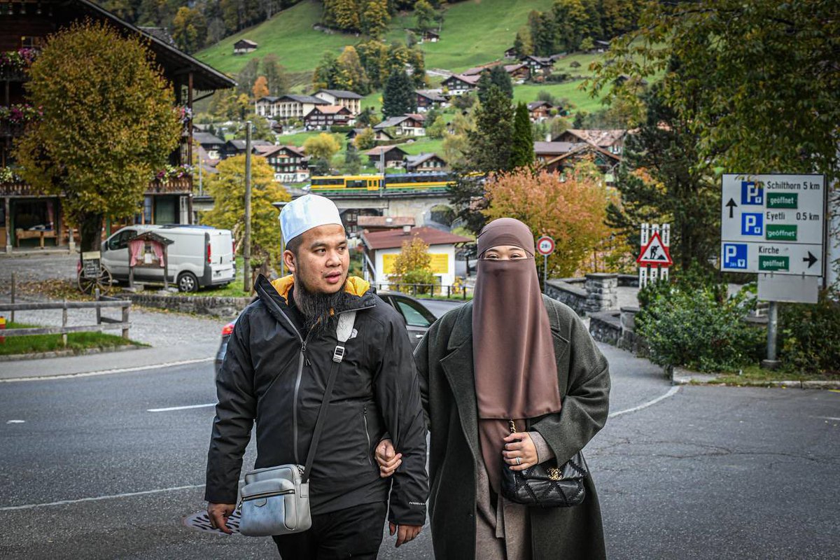 Ebitlew_'s tweet photo. Dialah Allah yang memiliki langit dan bumi. Dialah Allah yang menjadikan segalanya. Pemilik semuanya. Dia Maha berkuasa atas segala sesuatu. Dimana sahaja kita belajar lah melihat dengan hati. Dengan cinta. Kita dihantar untuk mengenal cintaNya. https://t.co/jtfzNMC0vJ