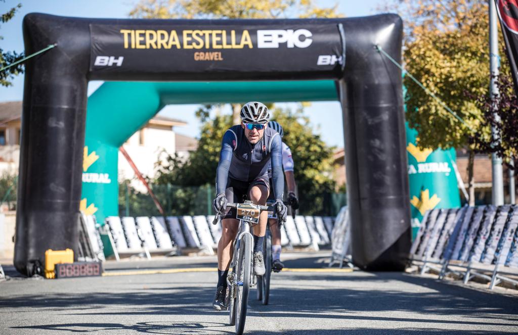 Este fin de semana tuvo lugar la <a href="/testellaepic/">tierraestellaepic</a> Gravel, una prueba pensada y diseñada para los amantes del gravel y ciclocross que transcurre entre parajes, caminos y senderos espectaculares de Tierra Estella. 
📷 FotosCarreras.com | IG: @mybsideworld