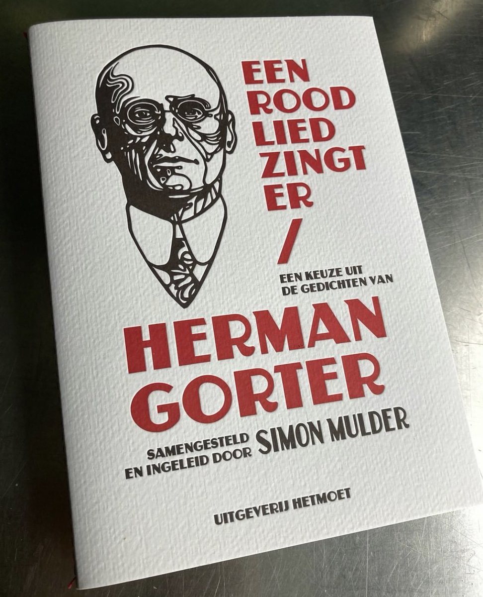 HetMoet_nl's tweet photo. VERSCHENEN:
📕EEN ROOD LIED ZINGT ER een keuze uit de gedichten van
HERMAN GORTER samengesteld en ingeleid door Simon Mulder.
Dit prachtig vervaardigd bundeltje is verschenen binnen onze Singersteek Serie.
#lino #nieuw #singersteek #letterpress #hermangorter https://t.co/6lPzV3gSZx