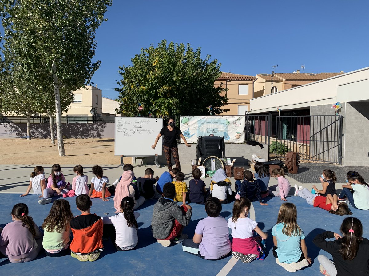 consorcio_crea's tweet photo. 🚮 Ya son 46 los centros involucrados en la iniciativa #CreaCompost de compostaje educativo.
♻ La última implantación se ha realizado en el CEIP San Antón de #Pinoso. La recogida selectiva de residuos orgánicos es el punto de partida para la elaboración del #compost. https://t.co/08CKgr9fcI
