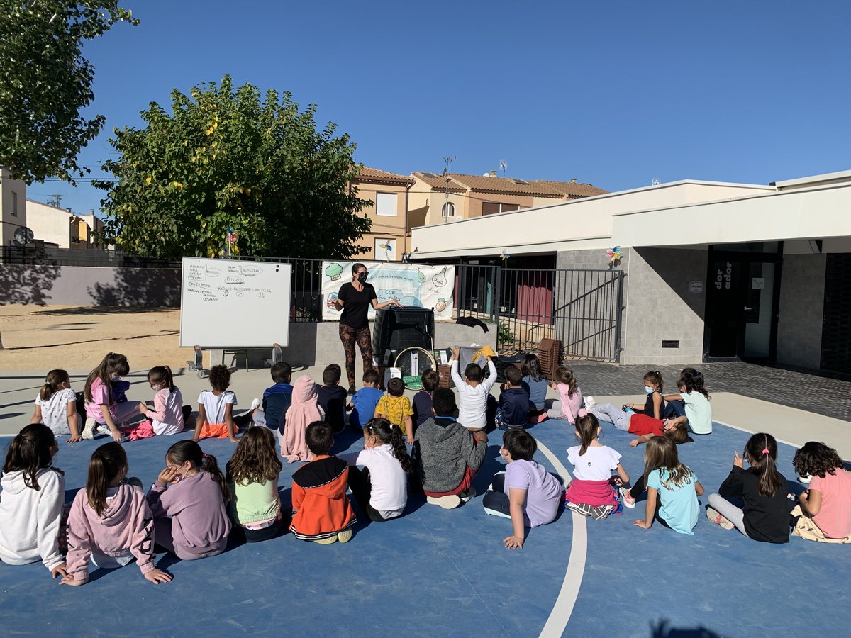 consorcio_crea's tweet photo. 🚮 Ya son 46 los centros involucrados en la iniciativa #CreaCompost de compostaje educativo.
♻ La última implantación se ha realizado en el CEIP San Antón de #Pinoso. La recogida selectiva de residuos orgánicos es el punto de partida para la elaboración del #compost. https://t.co/08CKgr9fcI