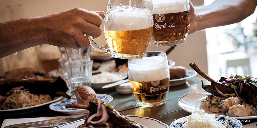 ¡Celebra los momentos especiales con una buena comida y el acompañante perfecto, tu #PilsnerUrquell! 🍺✨