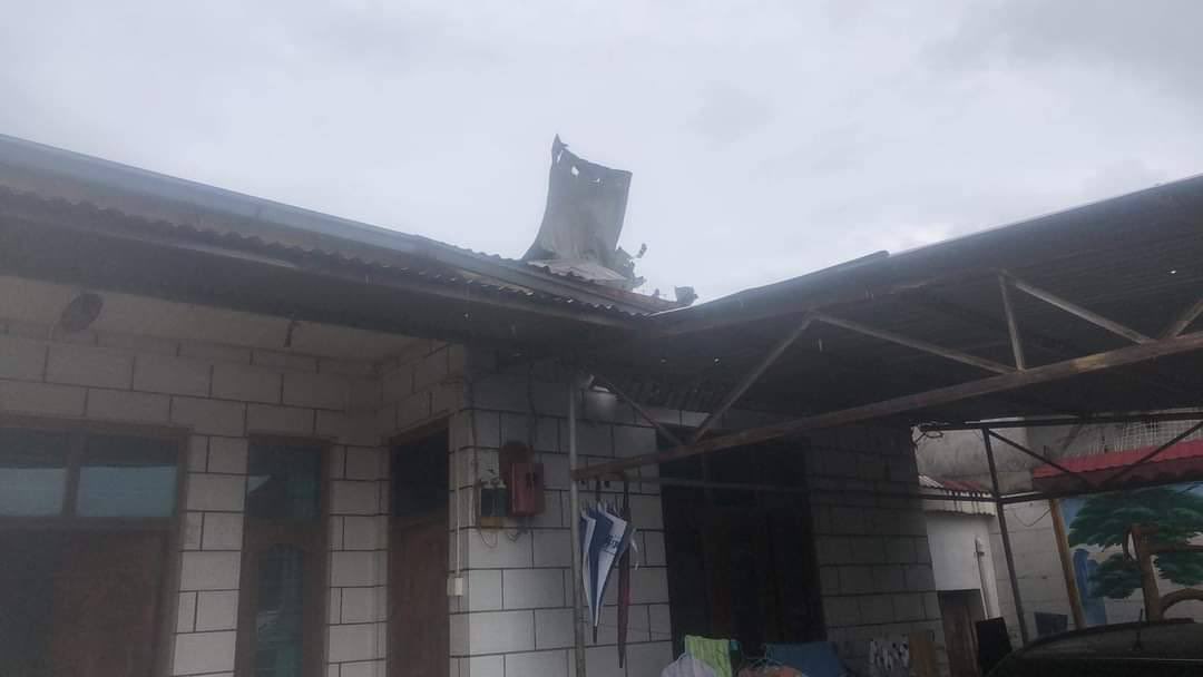 SuMon97281883's tweet photo. Fighting broke out between the junta and the Kokang Army (MNDAA) in #Pansai(Kyukok), N~Shan State, on October 25, damaged some people's cars and houses with heavy artillery shelling. #WhatsHappeningInMyanmar #ASEAN_StandWithJustice  #Oct26Coup  https://t.co/8nbxHiuFLW