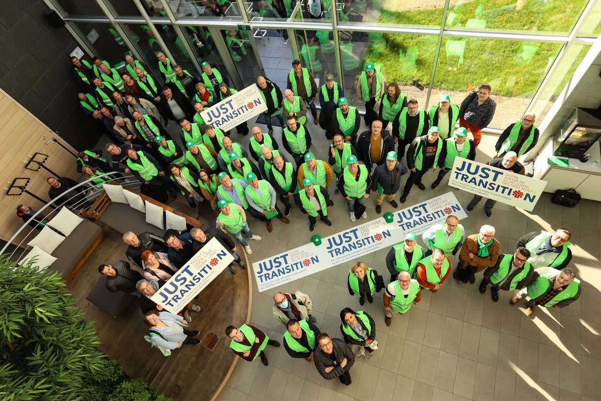 industriAll_EU's tweet photo. 📢Niets over ons zonder ons! Een rechtvaardige transitie is onmogelijk zonder de stem van de werknemers uit de industrie.
Trade union activists of the Belgian union ACV-CSC, representing workers in the steel, metal &amp; engineering sectors, are with us calling for a #JustTransition. https://t.co/W5n2QUDtJd