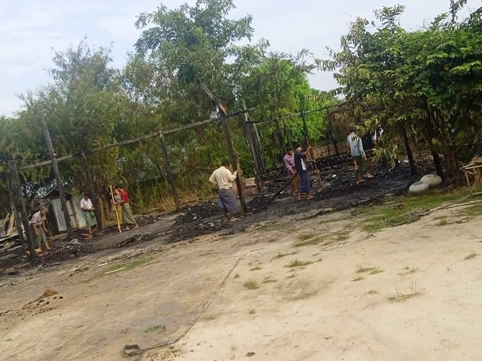 SAC ruthlessly burnt down the house & paddy barn of a farmer from ShweBoneThar village in #Wetlet Sagaing.  #WhatsHappeningInMyanmar #ASEAN_StandWithJustice  #Oct26Coup