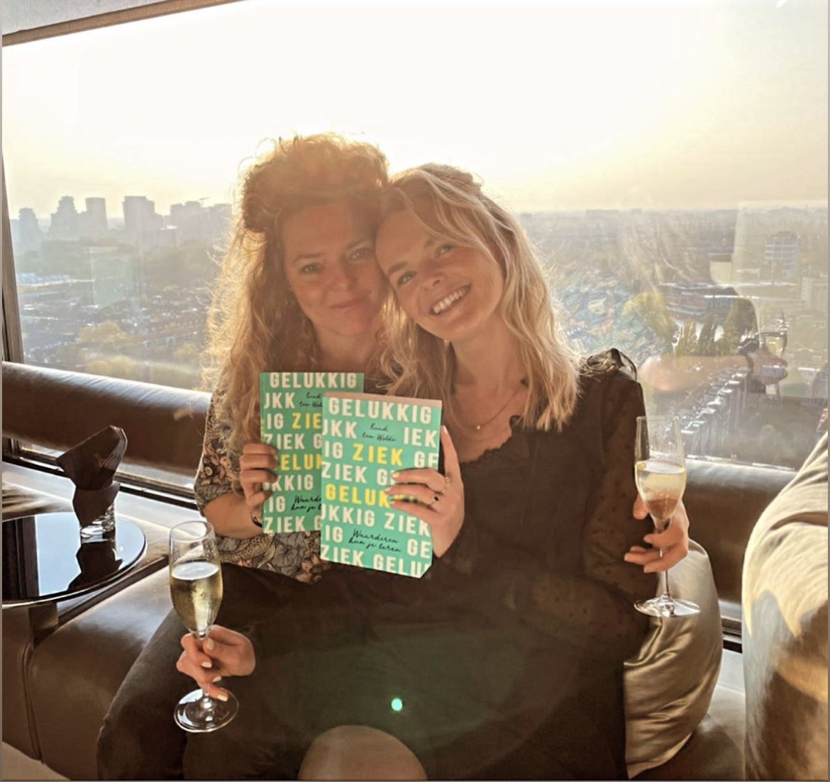 Sanne ten Wolde (@sannetenwolde) on Twitter photo We krijgen het idee dat er zoveel op broens boek wordt gestemd dat hij serieus kans maakt om, zonder vooraf genomineerd te zijn, de #NSPublieksprijs te winnen. 
nspublieksprijs.nl/stemmen/custom
Dat gunnen we hem zo. Willen jullie dit zvm delen en op Ziek Gelukkig stemmen?
Liefs ♥️ We krijgen het idee dat er zoveel op broens boek wordt gestemd dat hij serieus kans maakt om, zonder vooraf genomineerd te zijn, de #NSPublieksprijs te winnen. 
nspublieksprijs.nl/stemmen/custom
Dat gunnen we hem zo. Willen jullie dit zvm delen en op Ziek Gelukkig stemmen?
Liefs ♥️