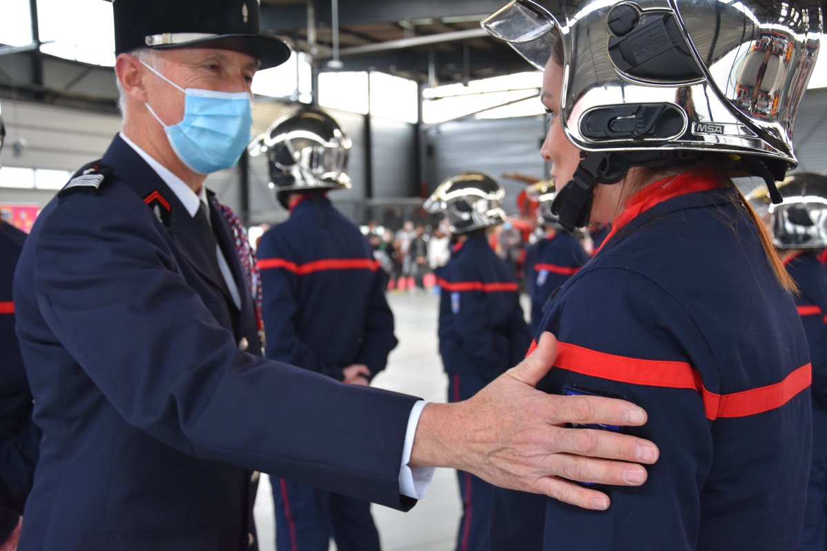 sdis91's tweet photo. #cérémonie
L’école dép. des 🧑‍🚒 de l’Essonne a été samedi 23 octobre le théâtre de la cérémonie de présentation du drapeau et de remise de l’écusson du corps aux sapeurs-#pompiers #volontaires de la promotion 2021-03. Bienvenue aux 38 nouvelles recrues !
@Prefet91 @durovray https://t.co/MzAJN0wzWV