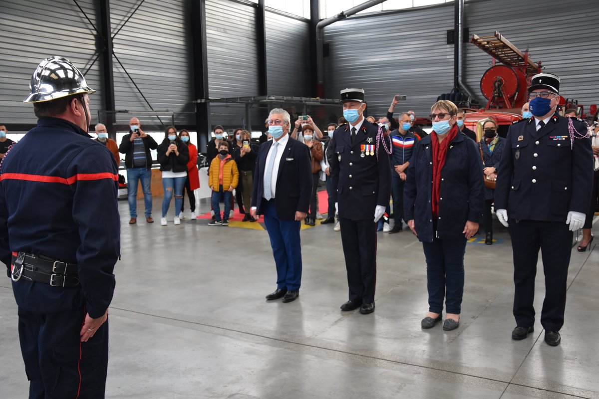 sdis91's tweet photo. #cérémonie
L’école dép. des 🧑‍🚒 de l’Essonne a été samedi 23 octobre le théâtre de la cérémonie de présentation du drapeau et de remise de l’écusson du corps aux sapeurs-#pompiers #volontaires de la promotion 2021-03. Bienvenue aux 38 nouvelles recrues !
@Prefet91 @durovray https://t.co/MzAJN0wzWV