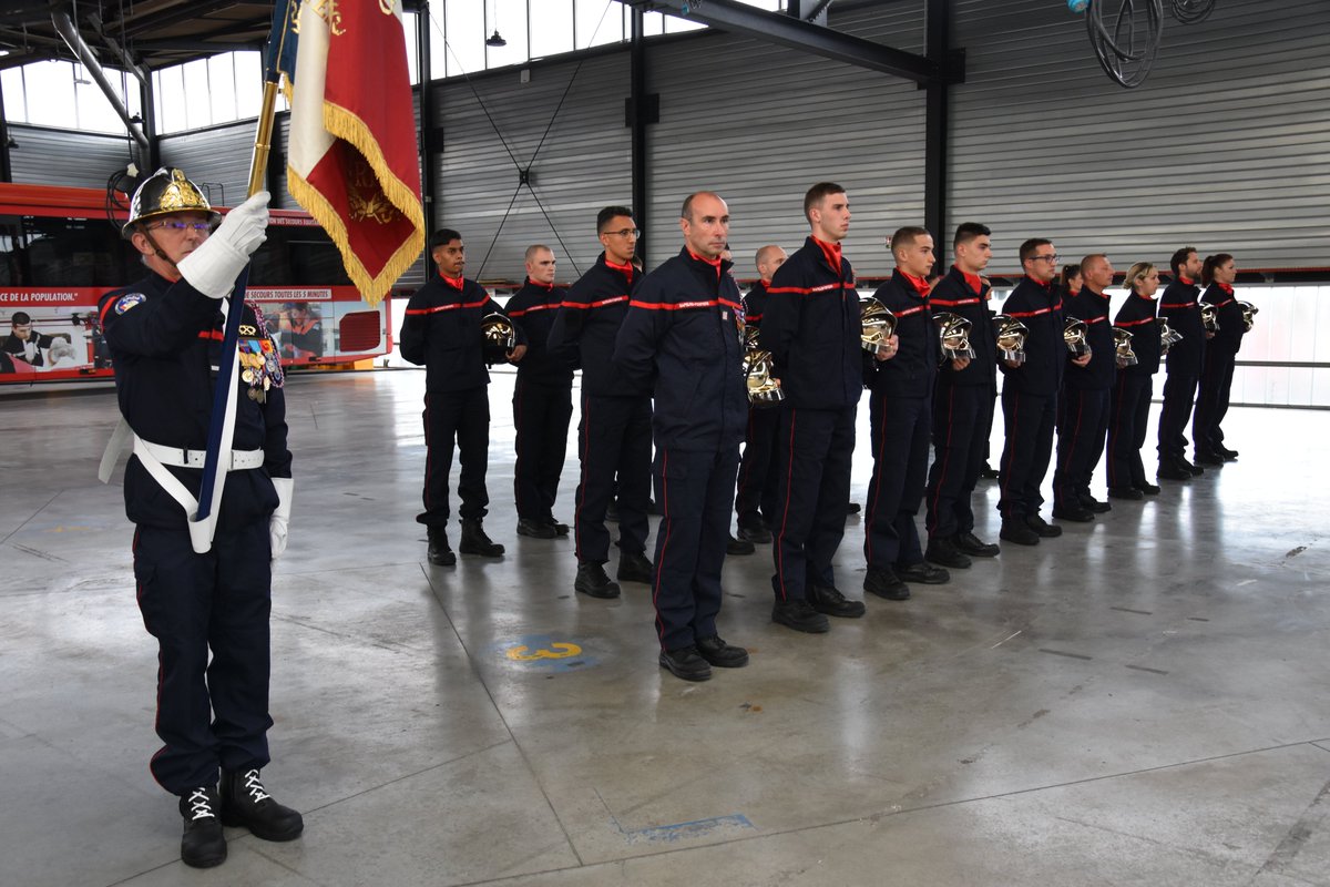 sdis91's tweet photo. #cérémonie
L’école dép. des 🧑‍🚒 de l’Essonne a été samedi 23 octobre le théâtre de la cérémonie de présentation du drapeau et de remise de l’écusson du corps aux sapeurs-#pompiers #volontaires de la promotion 2021-03. Bienvenue aux 38 nouvelles recrues !
@Prefet91 @durovray https://t.co/MzAJN0wzWV