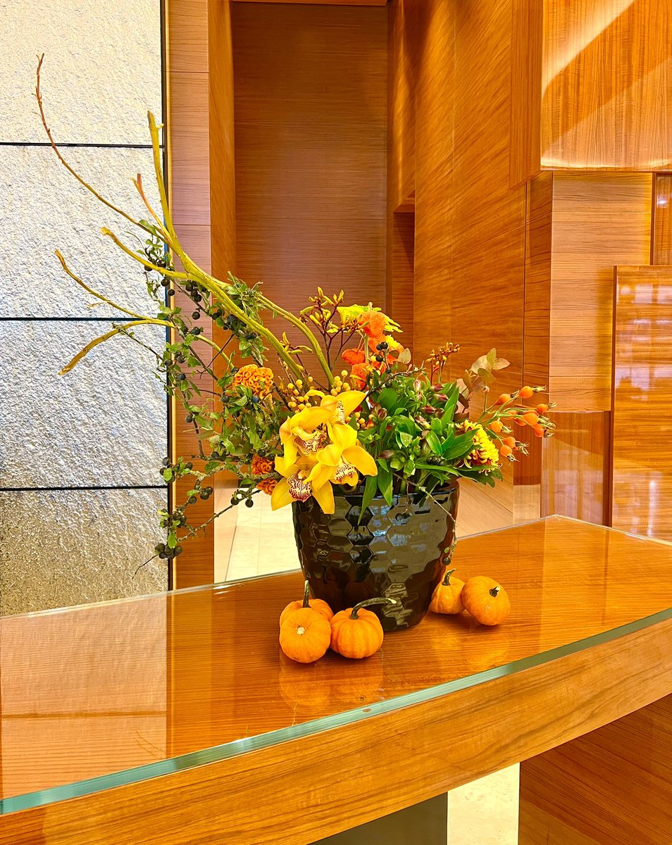 RBFloralDesign's tweet photo. Getting ready for Halloween!
https://t.co/xNifmGwV0M

#halloween #pumpkins #halloween2021 #canarywharf #essexflorist #essex #florist #leadenroding https://t.co/ozBwIDn9EI
