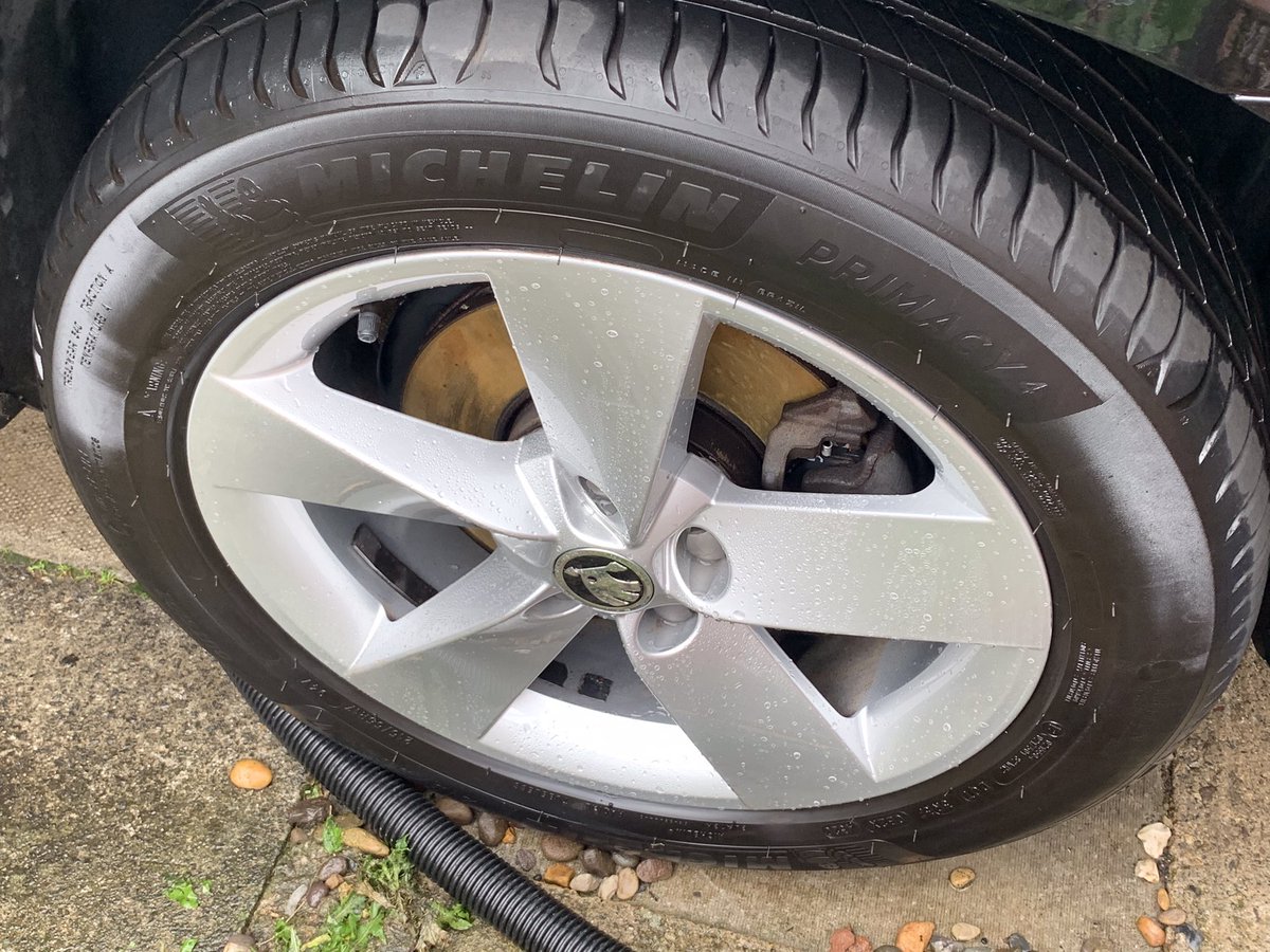 diamondacltd's tweet photo. L👀k!! There really is a silver wheel there somewhere!! #skodakaroq #CountyDurham #diamondacltd #valeting #detailing #northeast https://t.co/7ywSyIbRAS