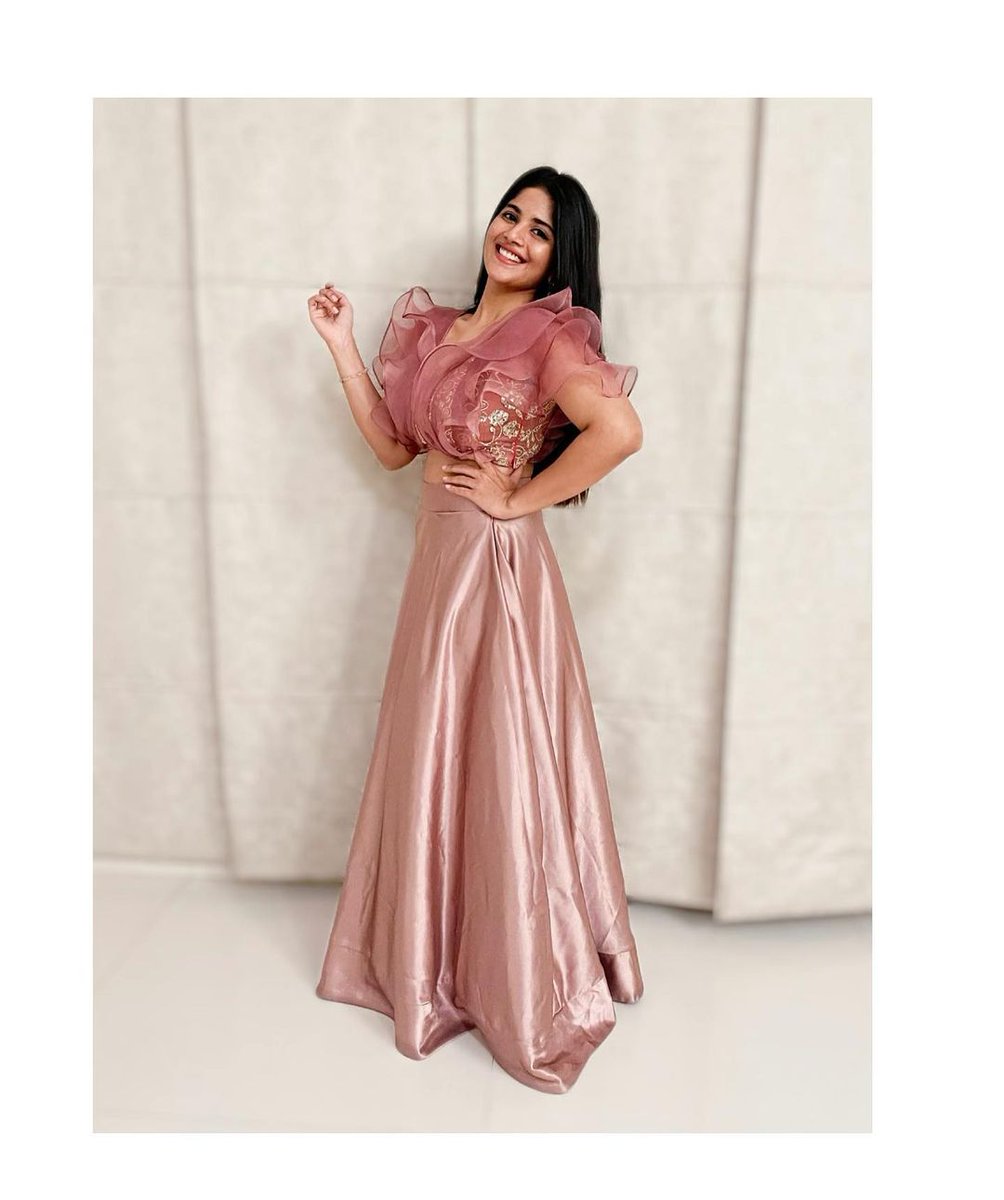 Meghaakashhoffl's tweet photo. @akash_megha looks heavenly in these pictures 😇 @Meghaakashhoffl #Meghaakash https://t.co/4rKIKb4yMF