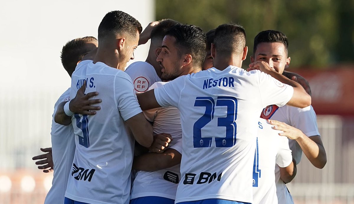 Rafa9Mainez's tweet photo. ¿Por qué nadie habla del TEMPORADÓN del @RMajadahonda? 

⬆️ Segundo, empatado a puntos con el líder: Unionistas.
✅ Invicto en su casa.
😳 Mejor visitante del Grupo I: 9 puntos de 15 posibles.
🔒 4 porterías a cero SEGUIDAS
🔝 Equipo con más victorias del Grupo I: 6. https://t.co/ASsLcjx94w