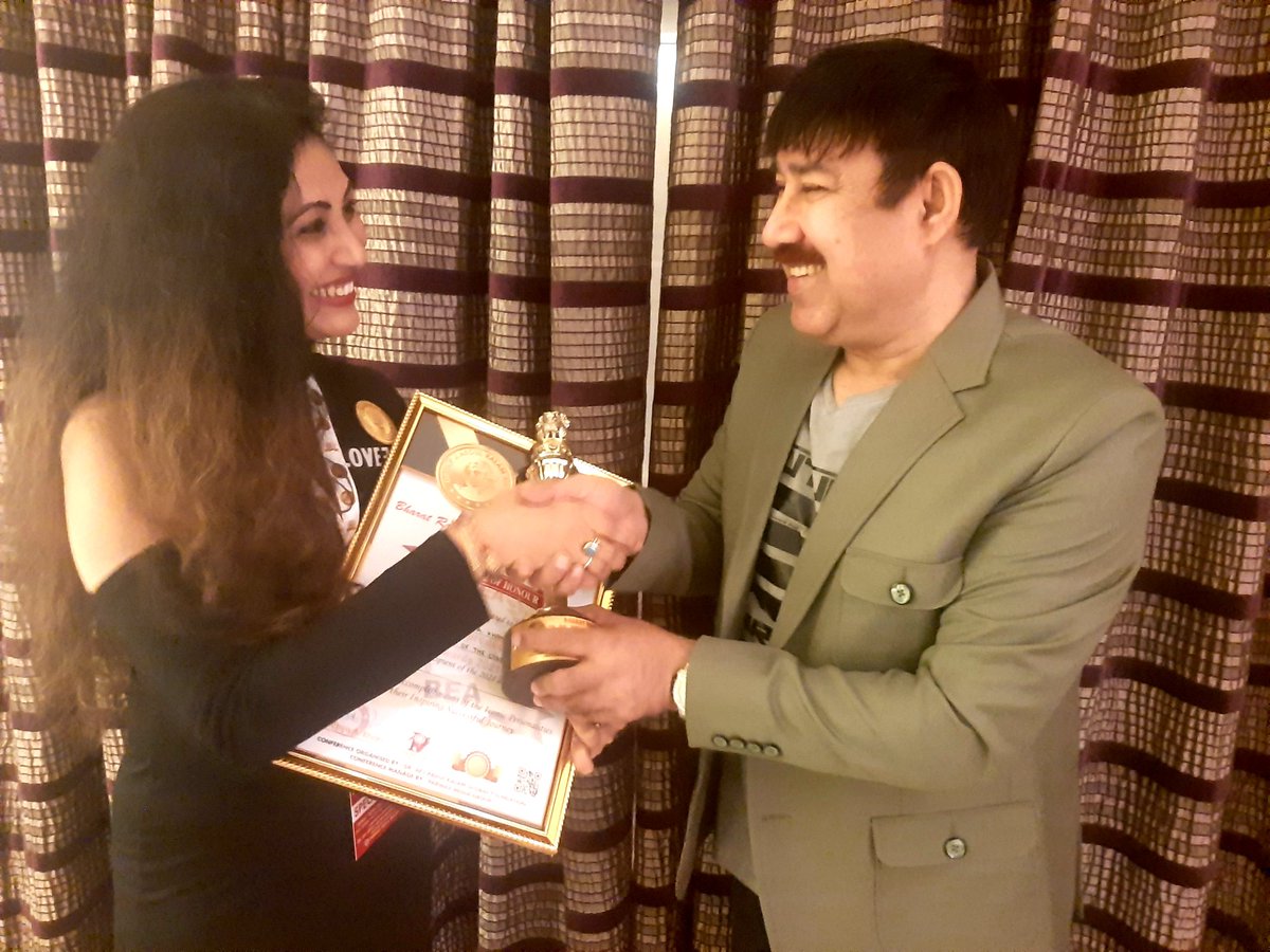 ActressMini's tweet photo. 🏆🤗Thankyou So Much Shamim Ji (CHAIRMAN &amp;GROUP HEAD OF CHAMPION SPORTS &amp; ENTERTAINMENT) BEA AWARD 2021(BRAVERY &amp; ENTREPRENEUR AWARD)
#MiniBansal @ActressMini https://t.co/M4yWZdgB3E