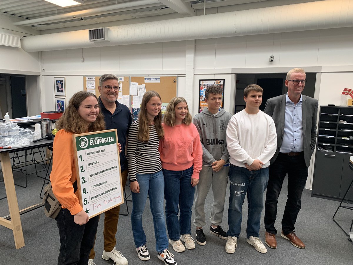Forperson_DSE's tweet photo. Så blev det Fredericia kommune. Fedt at både elever, ungebyrådsmedlemmer og borgmester @steenwrist og formanden for børne- og skoleudvalget Ole Steen Hansen deltog! Næste stop Odense💪 #skolechat #uddpol #dkpol #kv21 https://t.co/XTczvRoDmJ