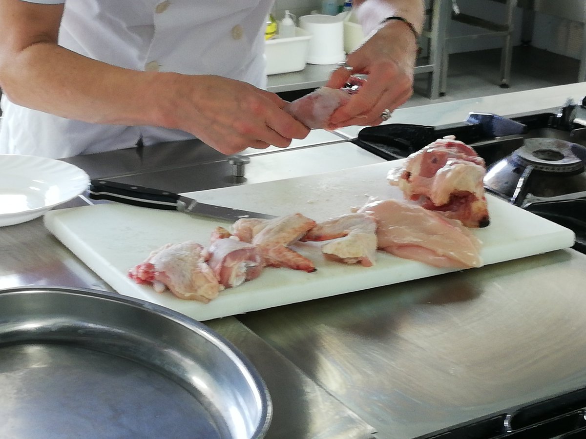 zerjanhalakobaz's tweet photo. Ayer se celebró en la escuela de Elizondo el curso "cómo despiezar el pollo y aprovecharlo todo", incluido dentro del plan de acción del Ayuntamiento de Baztan contra la pérdida alimentaria y el desperdicio alimentario. 
Tuvimos como profesora a Belén, de la Posada de Elbete. https://t.co/ZLBqFz0tG7
