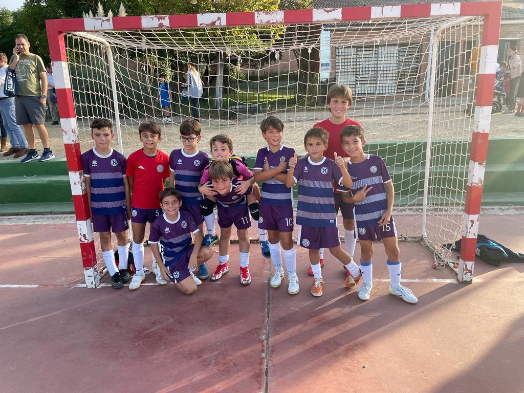 Muy buen debut con victoria de nuestro Benjamín de pista en las instalaciones del @colegio_el_tomillar

#maristas #maristasbadajoz
#aupaMaristas
#futbolmaristasbadajoz
#cdmaristas
#ActivaTconMaristas