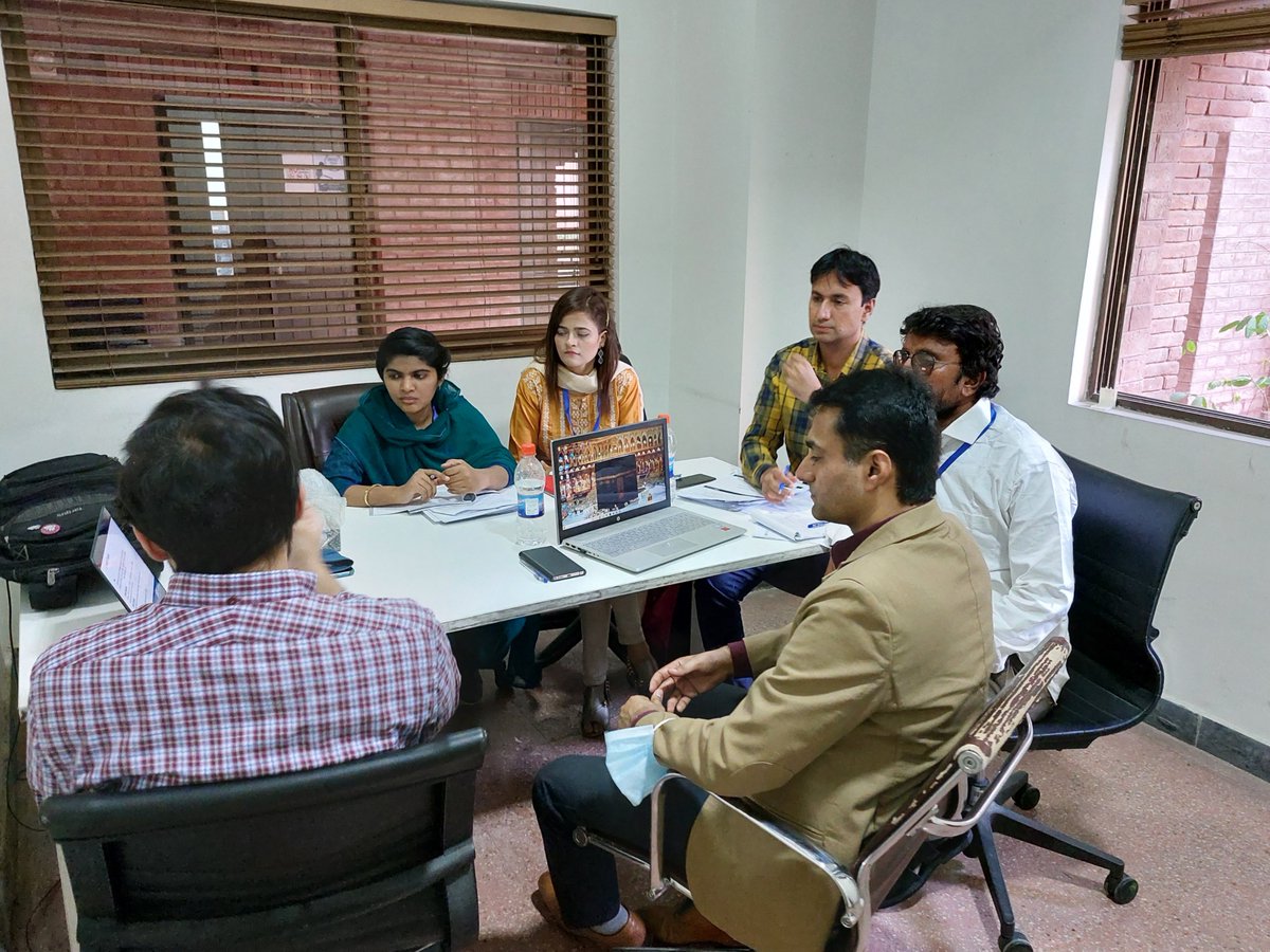 CERPakistan's tweet photo. Group work on diagnosing causes in progress with participants from @PlanningGovt.

#CERPExecEd #EBPD https://t.co/2ny74rgE1H