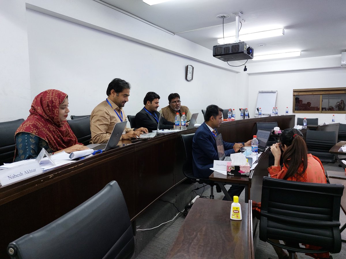 CERPakistan's tweet photo. Group work on diagnosing causes in progress with participants from @PlanningGovt.

#CERPExecEd #EBPD https://t.co/2ny74rgE1H
