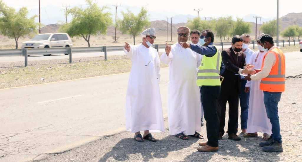 عمل متواصل في ولاية الرستاق ، ألتقطت هذه الصورة للمهندس سعود الهادي مدير دائرة الطرق بمحافظة جنوب الباطنة والمهندس يوسف المجيني مدير دائرة المشاريع بوزارة النقل وعدد من خبراء الطرق والمقاولين ، بشارات سعيدة لسكان ولاية الرستاق في ايجاد حلول قريبا للتقاطعات والطرق .