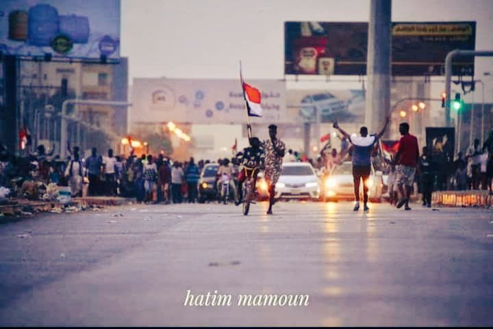 سأمشي رافعاً رأسي بأرض النبل والطهر
ومن تقديس اوطانِ وحب في دمي يجري
ومن ذكرى كفاح الامسِ في ايامه الغرِ
سأجعل للعلا زادي واقضي رحلة العمر
هنا صوت يناديني تقدم انت سوداني 
⁧#العصيان_المدني_العام⁩
⁦#SudanCoup