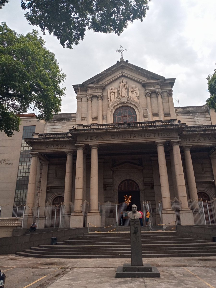 A majestosa Igreja de Santana escondida numa rua próximo ao Sambódromo.

#girocariocatour #igrejadesantana #riodejaneiro #igrejasdorio #igreja #brasil