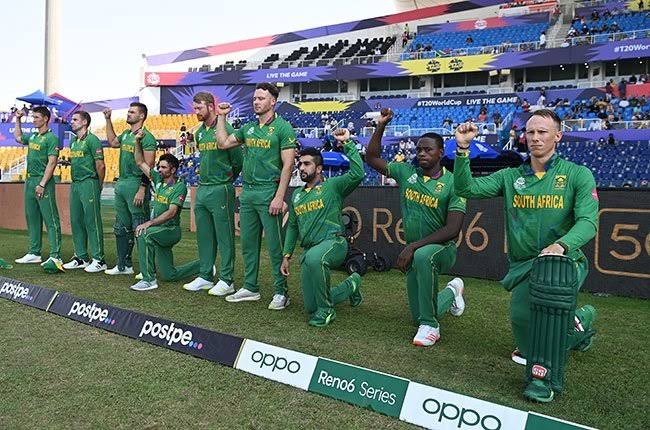 Not to sure I agree with this... Forcing the team to take a knee is just creating the optical illusion that the team is unified... Are we supposed to window dress a problem away?

#sscricket #T20WorldCup2021