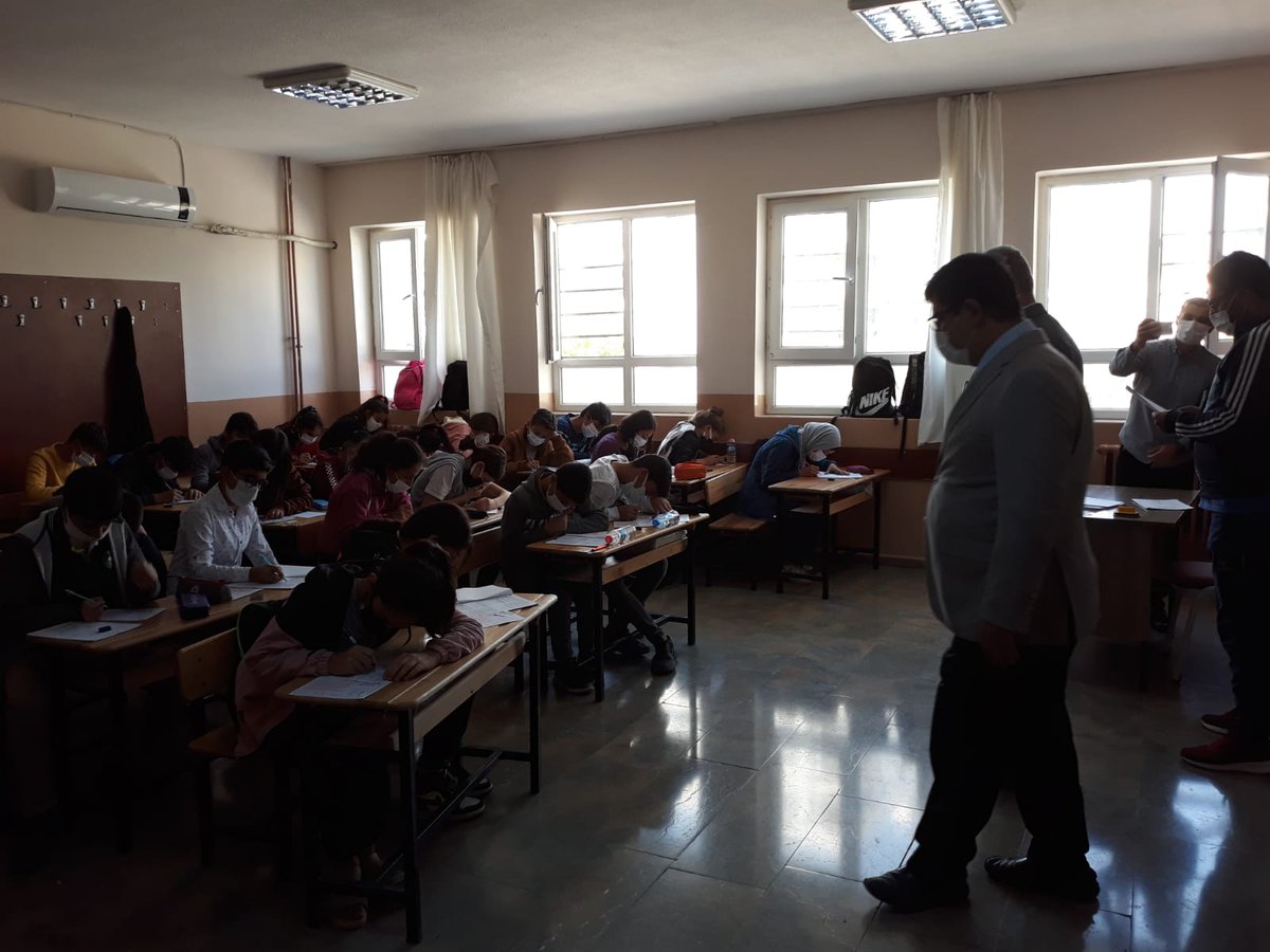 HalatSehit's tweet photo. Bugün İlçe Millî Eğitim Müdürlüğümüz tarafından 7. ve 8. sınıflara yönelik kazanım değerlendirme sınavı yapıldı. Sınav sürecinde okulumuzu İlçe Millî Eğitim Müdürümüz Sayın Hacı Murat YANMAZ ziyaret etti. @KarakopruM https://t.co/TIcqsQlXOB