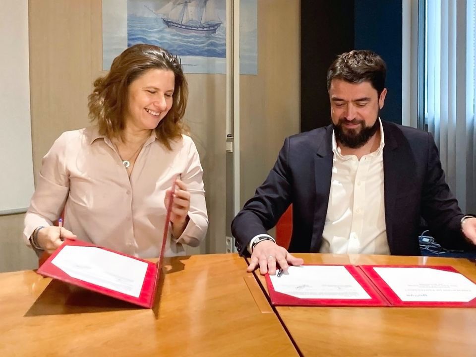Goovesportsante's tweet photo. Roxana Maracineanu, Ministre déléguée aux Sports et Jean-Paul Sousa, notre fondateur, ont signé un accord, visant à développer des parcours #sportsanté de proximité pour tous les publics.

Cette convention intervient dans la continuité d'un travail collaboratif mené depuis 3 ans. https://t.co/QxEF22W1bZ