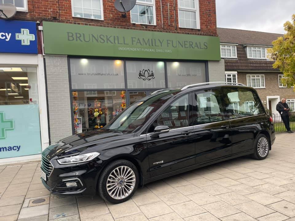 bruns_funerals's tweet photo. Brunskill Family Funerals are very proud to take delivery of the latest edition to our fleet, a brand new hybrid hearse. Many thanks to Coleman Milne . 
With this part electric hybrid motor hearse,  we want to ensure we play our part in the impact to the environment. https://t.co/OhOFHCZDXQ