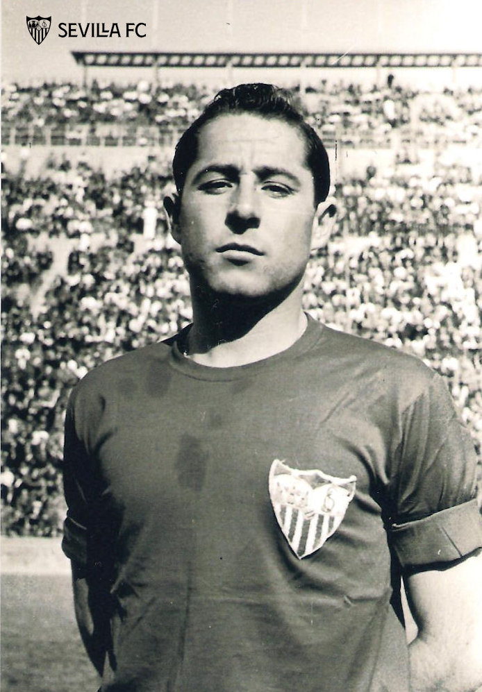 AHistoriaSFC's tweet photo. Manuel Ruiz Sosa, histórico jugador del @SevillaFC durante ocho temporadas, debutaba #TalDíaComoHoy (1960) como internacional absoluto con la @SeFutbol.

#WeAreSevilla #NuncaTeRindas https://t.co/kS4fFa0ejl