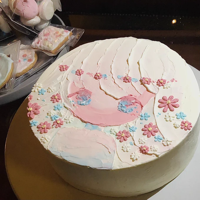 なんと!私の作品がケーキとお菓子になりました😳パティシエさんに作っていただいたのですが可愛すぎてやばいです… 