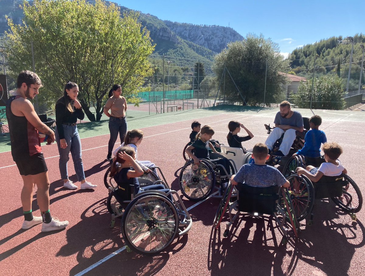 RFCTPM's tweet photo. Vendredi dernier, #Sensibilisation #handisport et #Atelier #rugbyfauteuil à l'école élémentaire Pierre Rocchi @lerevest83. Les élèves ont été très enthousiastes de découvrir notre discipline. Une intervention avec notre partenaire @FORTIL_
#RFCSchool #momentdepartage https://t.co/6NPYyVjl58