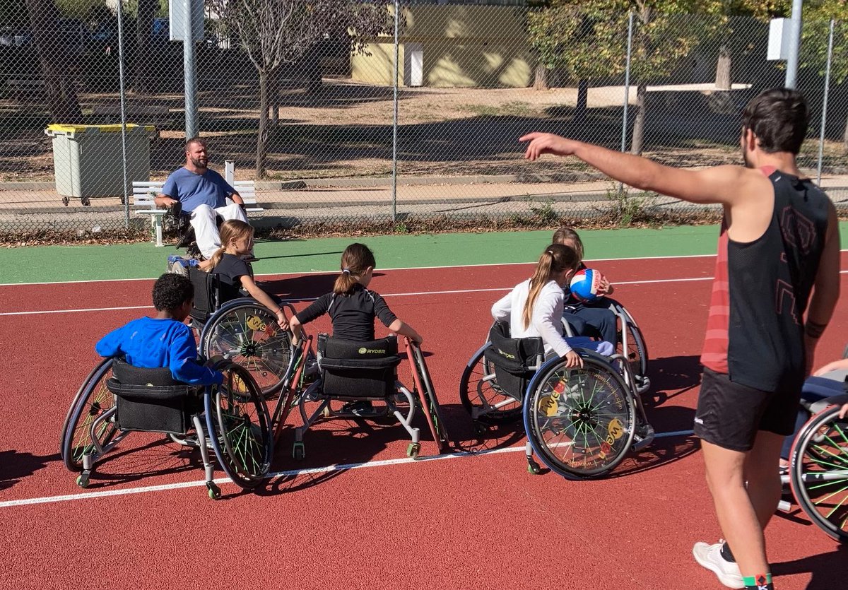 RFCTPM's tweet photo. Vendredi dernier, #Sensibilisation #handisport et #Atelier #rugbyfauteuil à l'école élémentaire Pierre Rocchi @lerevest83. Les élèves ont été très enthousiastes de découvrir notre discipline. Une intervention avec notre partenaire @FORTIL_
#RFCSchool #momentdepartage https://t.co/6NPYyVjl58