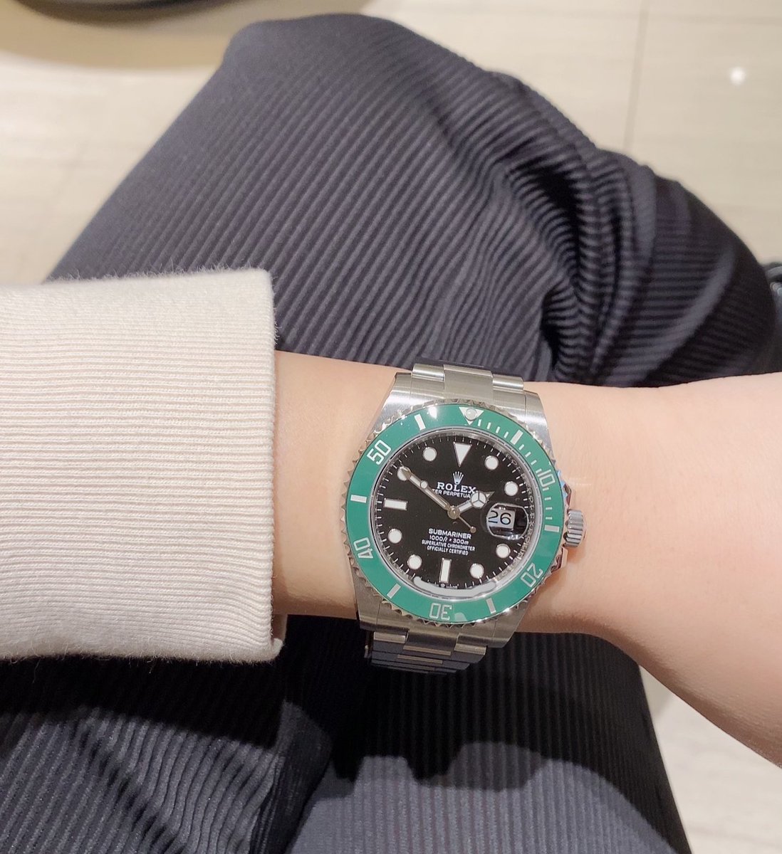 Lemaire520's tweet photo. 全く買える気配がないので諦めモードに入っております、こんばんは😣🌛
たまたま知人がつけてみていいよって言ってくれたので記念に…📸💚
正規店購入だそう…ほんとに皆さん凄いです🥺💗
そろそろマラソン（散歩）頑張るかなぁ💦 https://t.co/bz0hRMHa6h