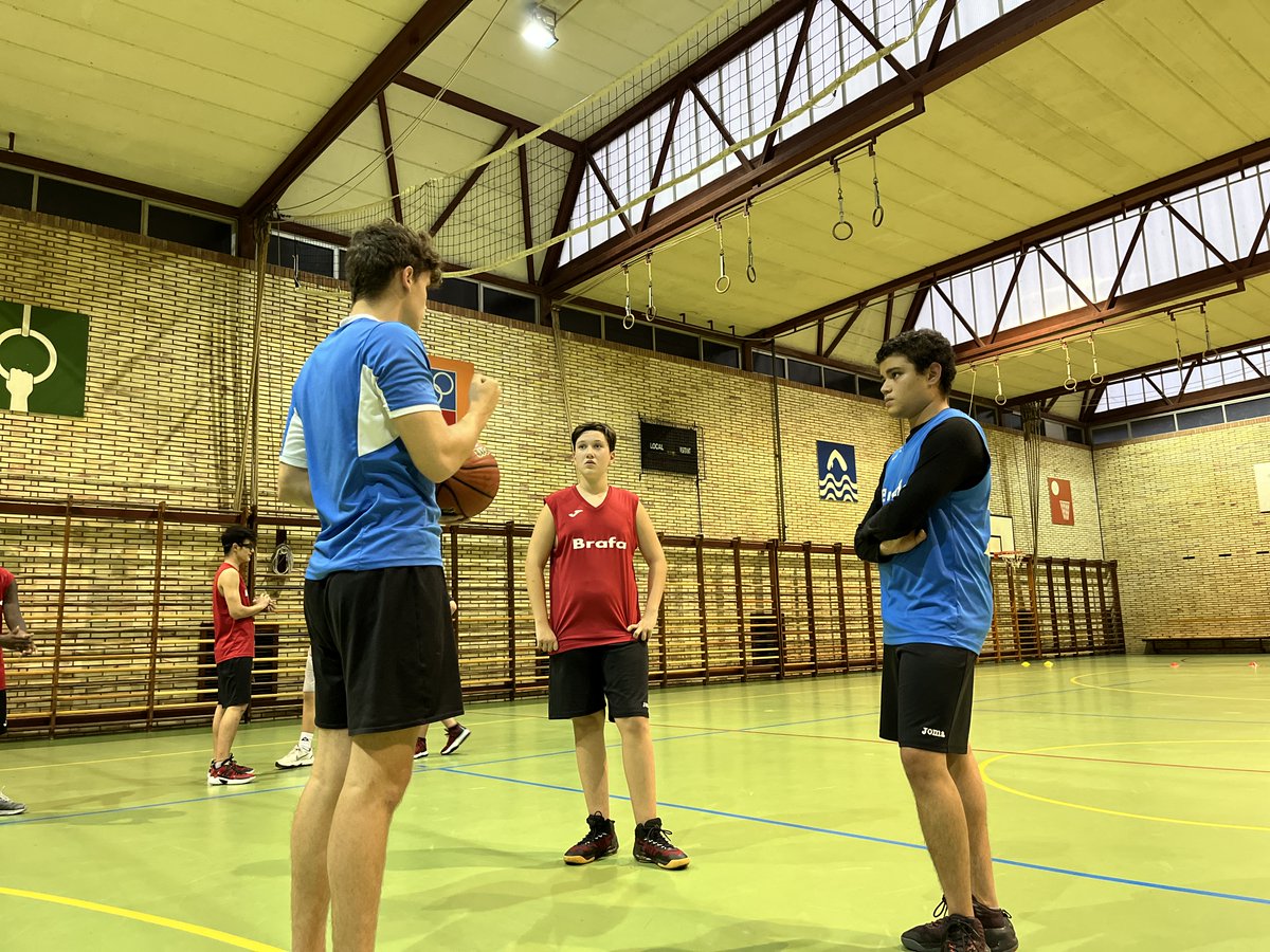 fundaciobrafa's tweet photo. Aquest serà un gran curs per al bàsquet a l'Escola Esportiva de Brafa, tenim un gran nombre d'alumnes i diversos equips, els anireu veient!

🏀⛹️⛹️⛹️⛹️⛹️

#SomBrafa #BeyondVictory #Basket https://t.co/2UGUiYtTCe