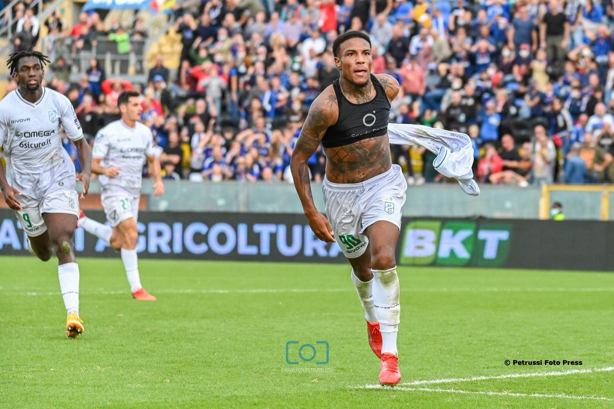 Emotions that cannot be hidden 😃 Michael Folorunsho scoring a goal for <a href="/PordenoneCalcio/">Pordenone Calcio</a> during the last championship match in Serie B 🙌