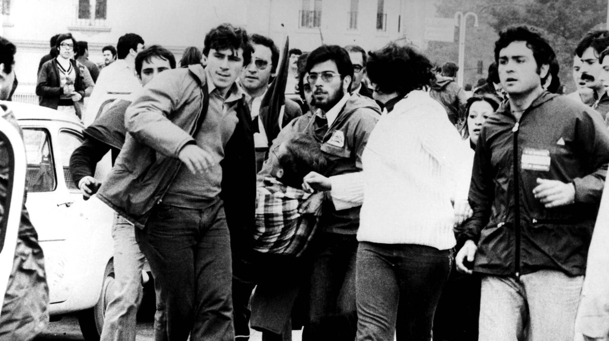 #GaurkoEgunez 1977an, Espainiako Poliziak Miguel José García Caparrós sindikalista andaluziarra hil zuen tiroz Malagan. Andaluziaren autonomiaren aldeko manifestazioan zegoela, garai hartan debekatuta zegoen Andaluziako bandera jarri zuten Malagako Diputazioaren eraikinean...