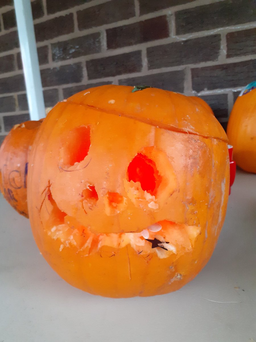 smallshawhurst's tweet photo. Pumpkin carving in full swing down at Cedar Park @pac_cic @AUITC https://t.co/UsPtV5HzI1