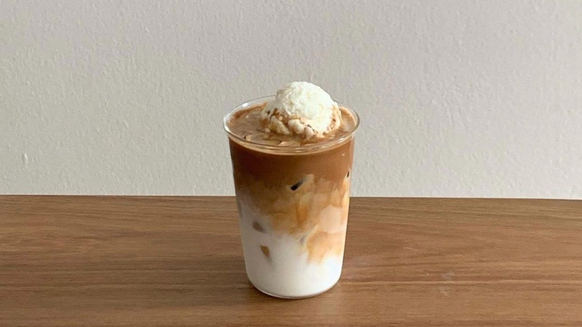 Barista_TH's tweet photo. #BourbonCoffee📍คาเฟ่มินิมอลน่านั่งแห่งปี ร้านใช้โทนสีน้ำตาลในการตกแต่งร้าน ทั้งเฟอร์นิเจอร์ แพ็คเกจจิ้งเข้ากันไปหมด ต้องลอง "Coffee Float"🍦กาแฟไอซ์ลาเต้รสชาตินุ่นนวล หอมนม ท๊อปด้วยไอติมนมเย็นๆ ฟินๆ เหมือนได้กินกาแฟและขนมหวานไปพร้อมกัน เอาใจไปเลย
@aroii @CAFETELLER ☕️
#กาแฟอร่อย https://t.co/LTuZs4Ulsy
