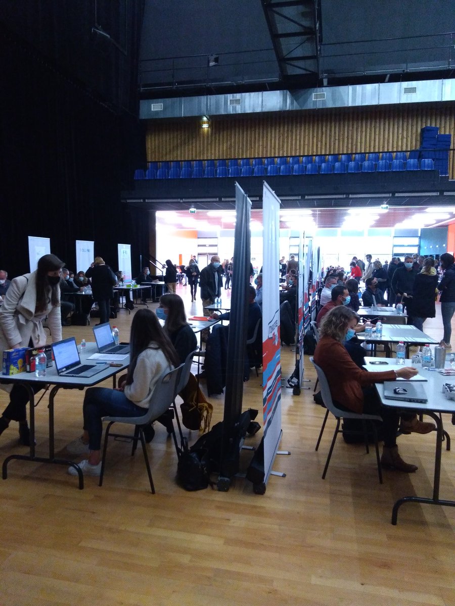 ArnaudCapp's tweet photo. @pole_emploi #Morlaix partenaire du forum emploi de @UIMMFinistere à Landivisiau, près de 40 recruteurs présents et 200 visiteurs 
Un beau succès et de nombreuses opportunités d'emploi sur tout le département 👍 https://t.co/B771dBji4Z