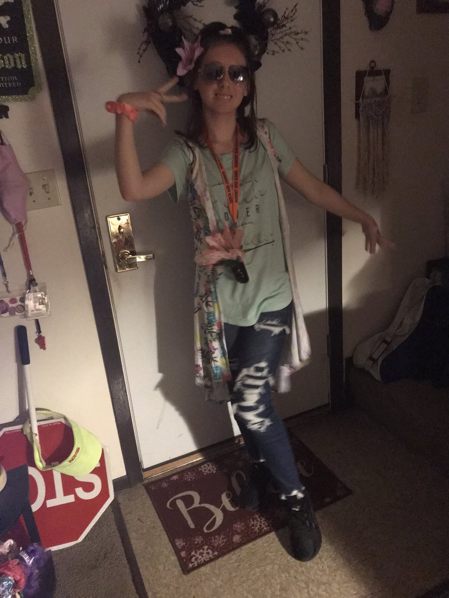 maxiemac22's tweet photo. Day 2 spirt week day in paradise https://t.co/8639kpTuak