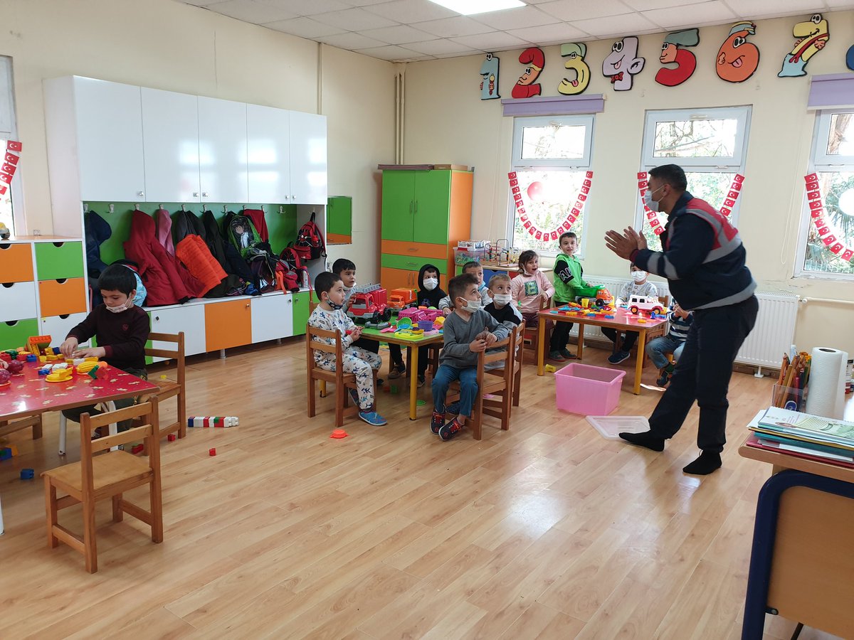Durdaneokulu's tweet photo. Jandarma Personeli okulumuz anasınıfı öğrencileriyle tanıştı, etkinlik planlaması yapıldı. @jandarma @JandarmaTrafik https://t.co/xnvzwJkFph