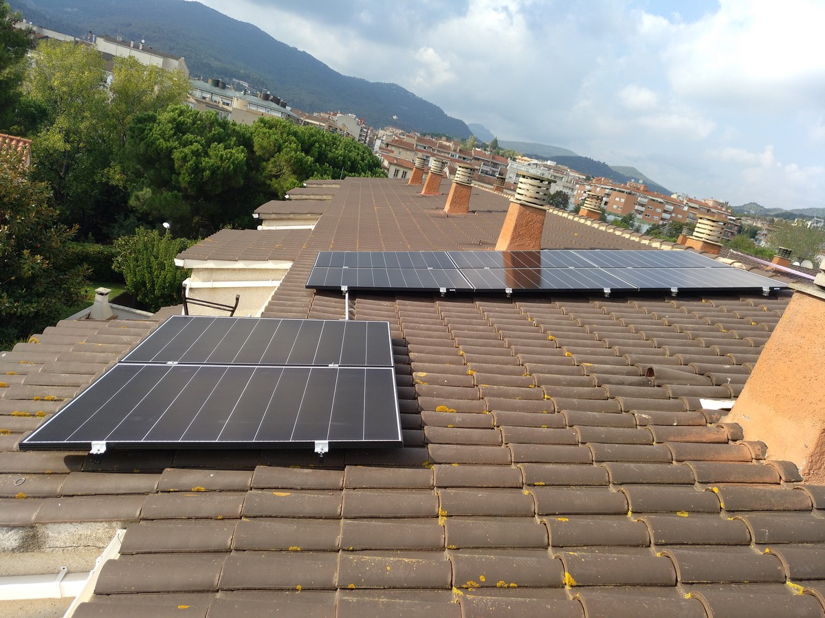 ConfortSolar's tweet photo. ☀ Panells Hyundai amb Microinversors @Enphase ☀

#Panells d'alta qualitat:
▪ 25 anys de garantia del producte ✅
▪ 25 anys de garantia en la producció ✅
i #microinversors de 25 anys de garantia ✅ https://t.co/AH75HJk6rD