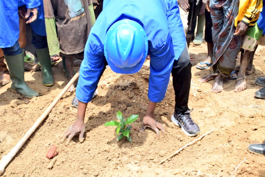 RTNBurundi's tweet photo. Lancement national de la campagne de pulvérisation, de fertilisation et de mise en place des plants de caféiers en commune et @makambaProvinc,colline #Mugutu. Le SP au @BMineagrie Emmanuel Ndorimana accompagné par le DG de l'@ODECABDI @EmmanuelNiyungeko lance cette campagne. https://t.co/JaBvElqUqw