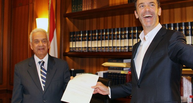 <a href="/KaramRachel/">🇱🇧 Rachel Karam 🇱🇧</a> <a href="/MMCharbel/">Marwan Charbel</a> <a href="/JoeKawly/">Joe Kawly, 𝘔𝘗𝘚</a> كيف يعني المجلس ما في ينتخب رئيس لان ناقصه نوّاب ؟
المجلس اللي انتخب ميشال عون كان ناقصه نائب مستقيل !
حيث جاء انتخابه بحضور127 نائبا، وقد صوت لصالح عون 83 نائبا مقابل 36 ورقة بيضاء, 7 ملغاة,1 ستريدا طوق. أما النائب الغائب فهو المستقيل من البرلمان روبير فاضل. 
<a href="/RobertFadel/">Robert Fadel - روبير فاضل</a>