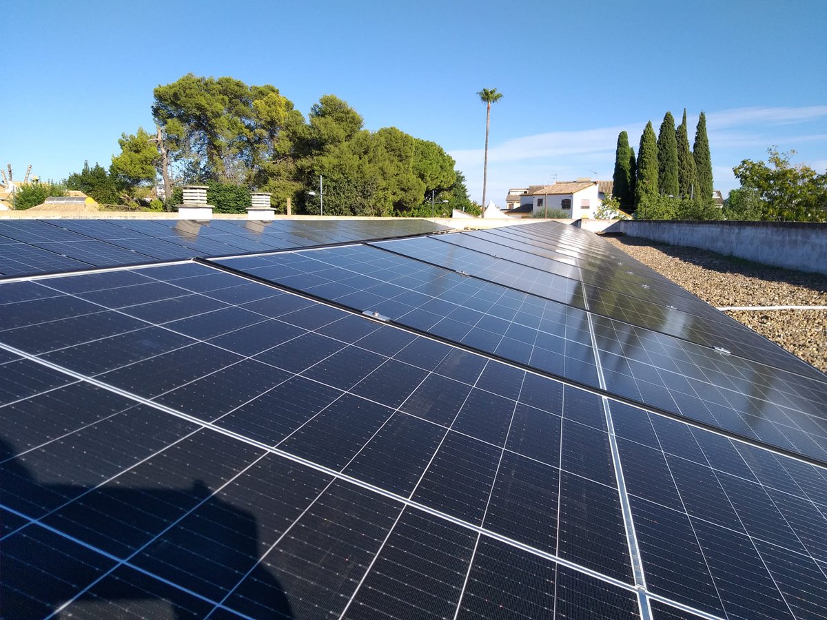 AzulyVerde_'s tweet photo. Os mostramos un avance de las instalaciones fotovoltaicas ☀️ llevadas a cabo en los edificios municipales 🏢 de #ValencinadelaConcepción (Sevilla) 📍, iniciativa con la que el @Ayto_Valencina se suma al #Autoconsumo y #EficienciaEnergética ✌️. https://t.co/QuxJUblCAc