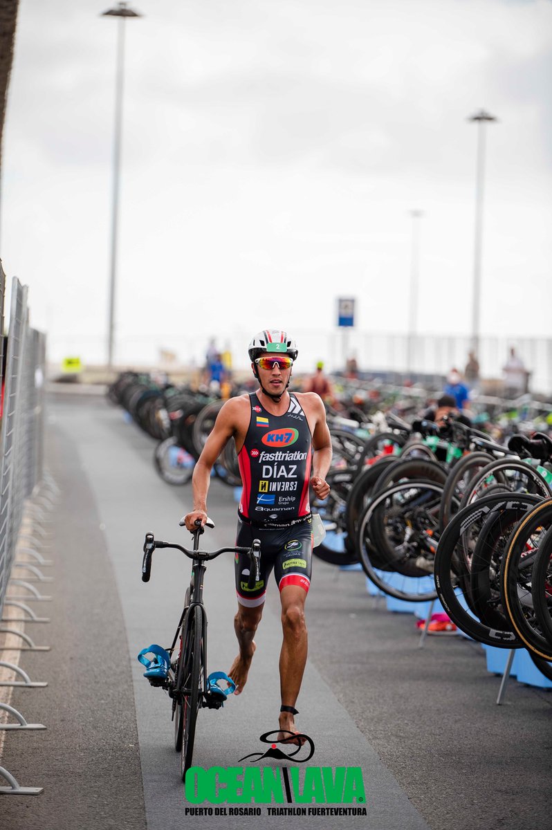 OceanLavaFtv's tweet photo. Continuamos compartiendo fotos. ¡Transición del agua a la bici 🏊‍♀️👉🚴🏼‍♂️

We continue sharing photos. Transition from water to bike! 🏊‍♀️👉🚴🏼‍♂️

#OceanLavaLanzarote #OceanLavaExperience #OceanLava #Triathlon #Swim #Bike #Run https://t.co/Ovb7svVzEZ